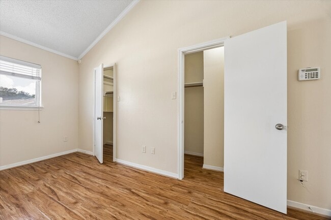 Building Photo - 1035 Fountain View Dr