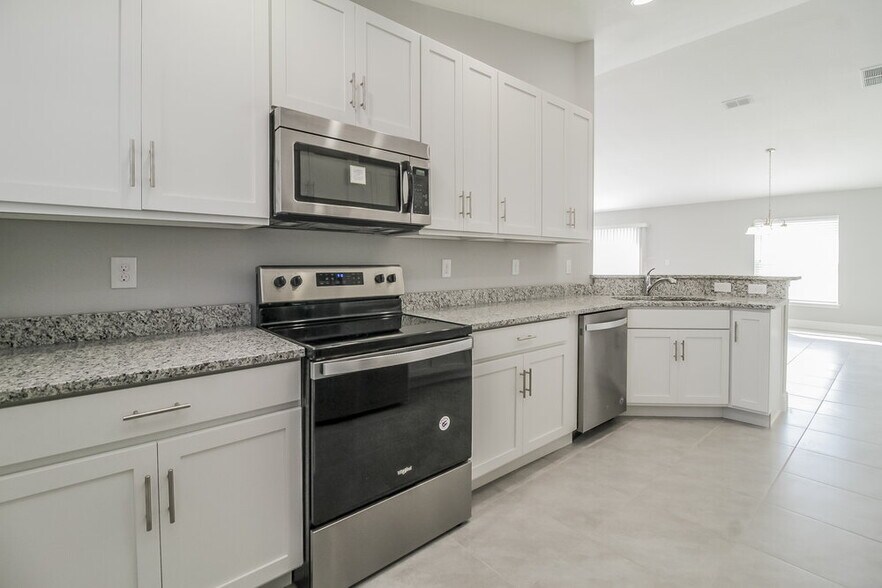 Building Photo - 8 Bradford Ct