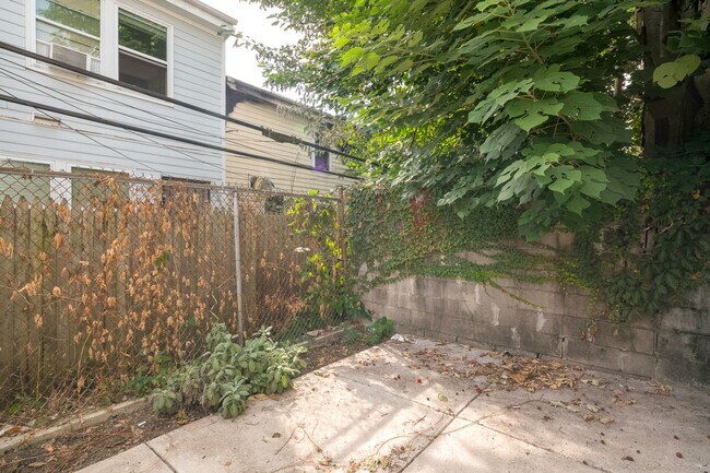 Building Photo - Two Bed Point Breeze Townhouse