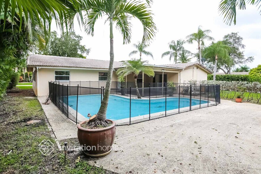 Building Photo - 11090 Glenwood Dr