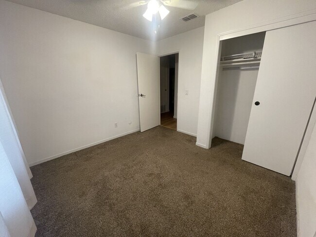 Building Photo - Beautiful 4 bedroom 2 bath Home