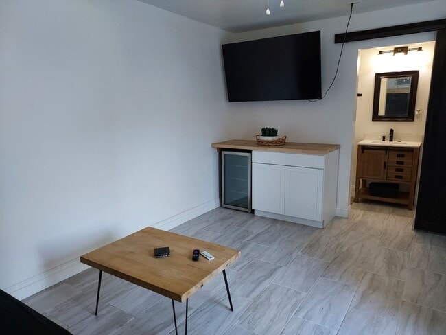 Building Photo - Four bedroom w/ Studio