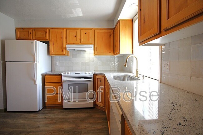 Building Photo - 3357 S Williamsburg Way