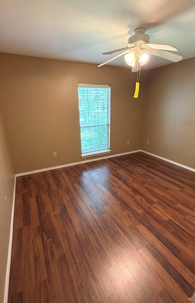 Building Photo - 3906 Eastland Lake Dr