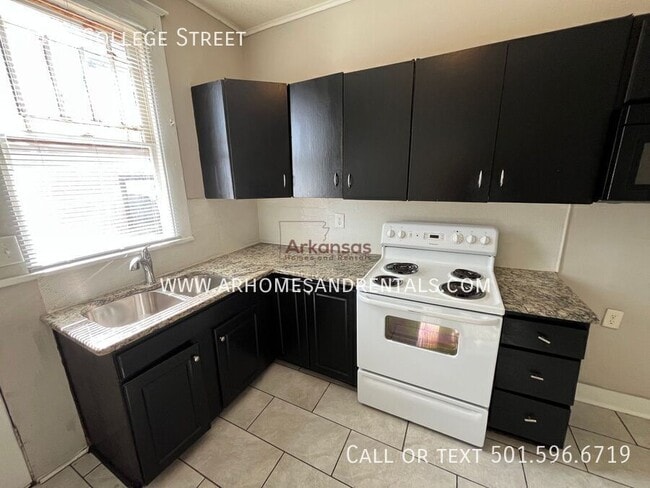 Building Photo - 1409 College St