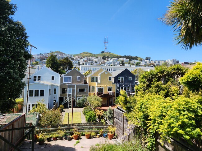 Building Photo - 560 Diamond St