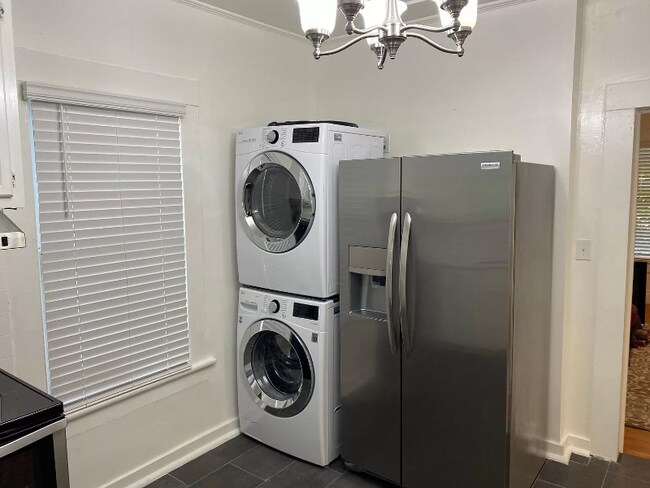 Building Photo - 508 W Cameron Ave