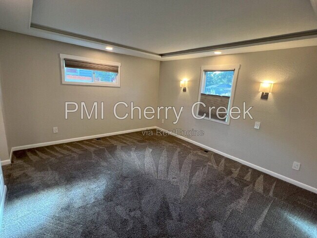 Building Photo - 3000 S Holly Pl