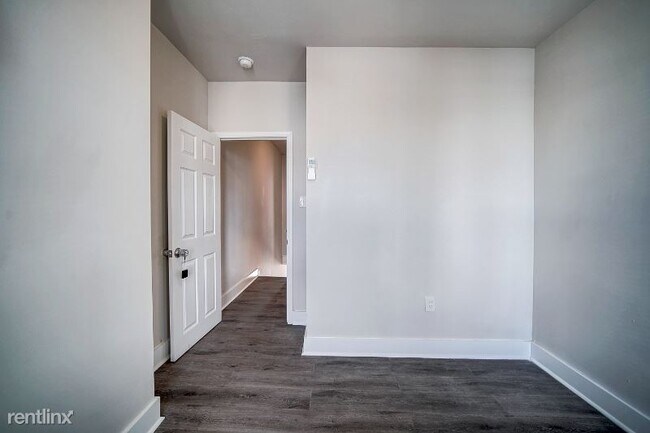 Building Photo - 1 br, 1 bath Townhome - 655 E Wishart St