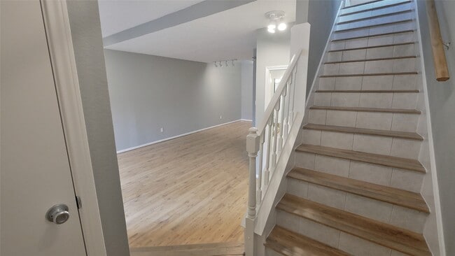 Building Photo - 800 Country Pl Dr