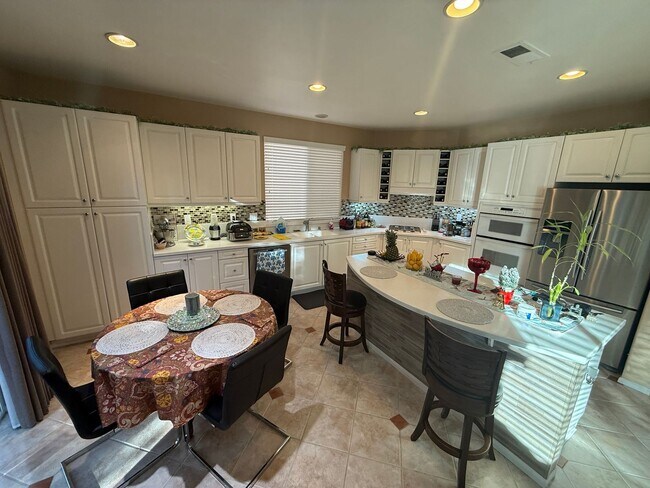 Building Photo - 4 Bedroom Home for Rent in Valencia Northp...