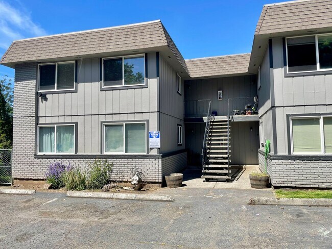 Building Photo - Spacious 2 Bed 1.5 Bath Apartment in Gresham - Newly Renovated w/ Washer & Dryer!