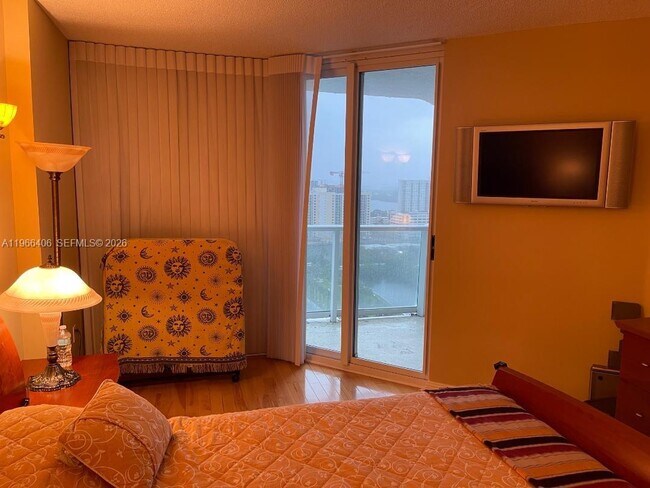 Building Photo - 16445 Collins Ave