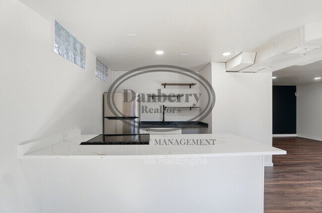 Building Photo - 1133 N Byrne Rd