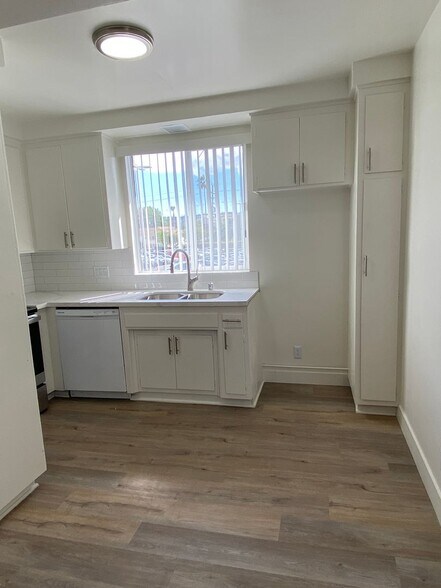 Building Photo - 5230 Vesper Ave