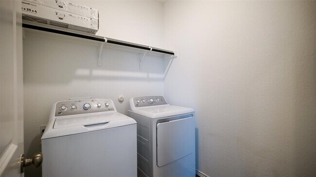 Building Photo - 1321 Weatherford Ln