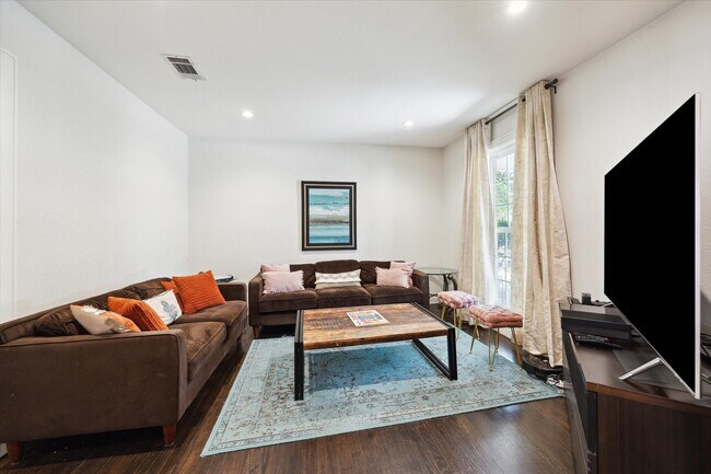 Building Photo - 1902 Chimney Rock Rd