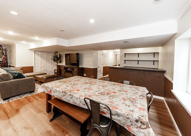 Building Photo - 7724 Canyon Oak Dr