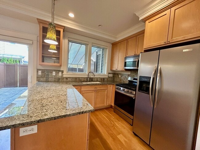 Building Photo - Queen Anne Townhome