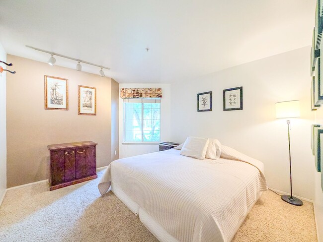 Building Photo - 2300 Bayhill Ct