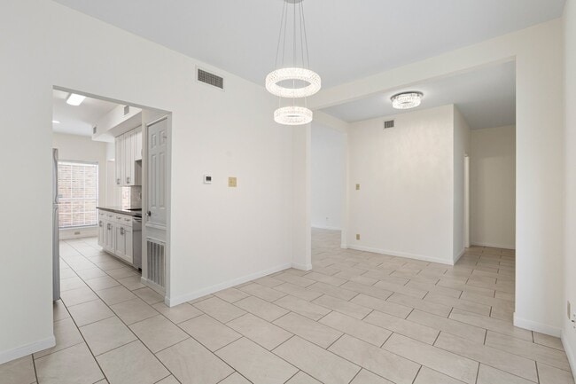 Building Photo - 600 Wilcrest Dr