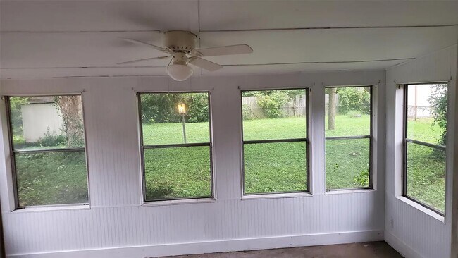 Building Photo - 3 Bedroom, 2 Bathroom Close To Everything!