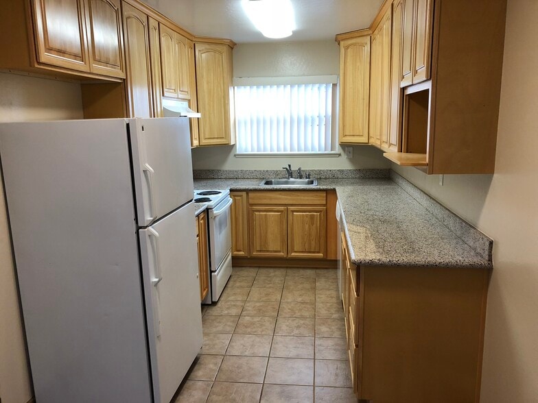 Kitchen - 646 Arbutus Ave