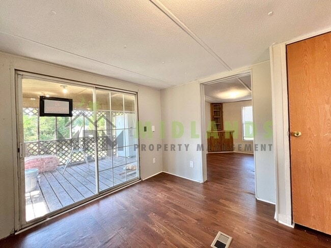 Building Photo - 2413 S Lake Dr