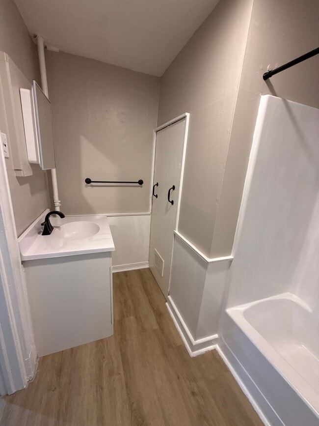 Building Photo - 2 bedroom/1 bath house