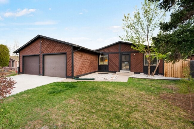Building Photo - 4BD, 2BA Arvada Half-Duplex with 1-Car Garage and Back Yard