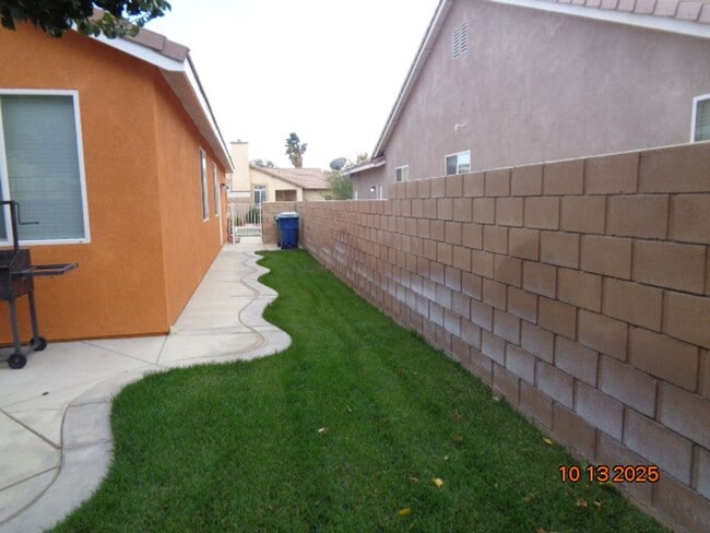 Building Photo - Immaculate One Story Home Offering 1989 sq...