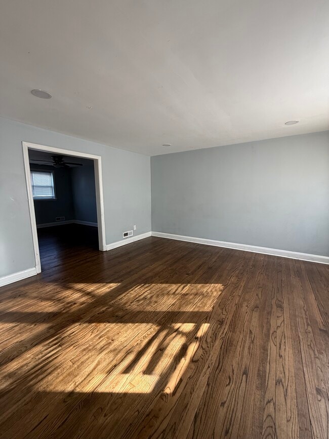 Building Photo - 613 S Beechfield Ave