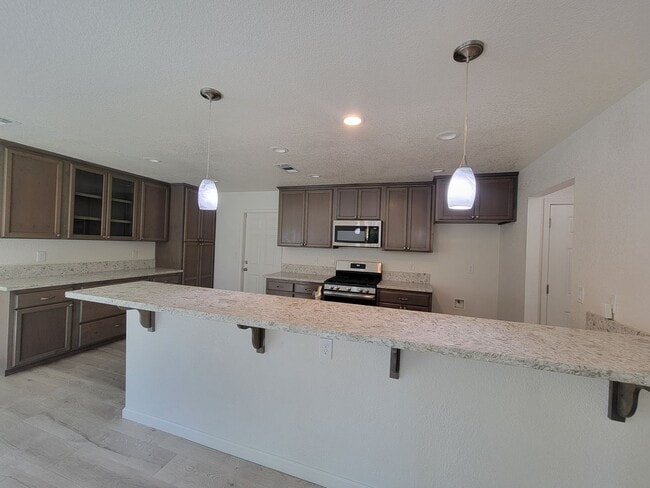 Building Photo - Beautiful 3 Bedroom 2 Bathroom Home in SW Visalia!