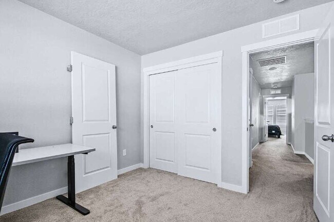 Building Photo - 401 N Tessa Ave