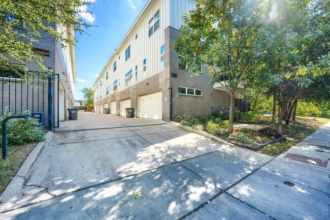 Building Photo - End Unit Townhome