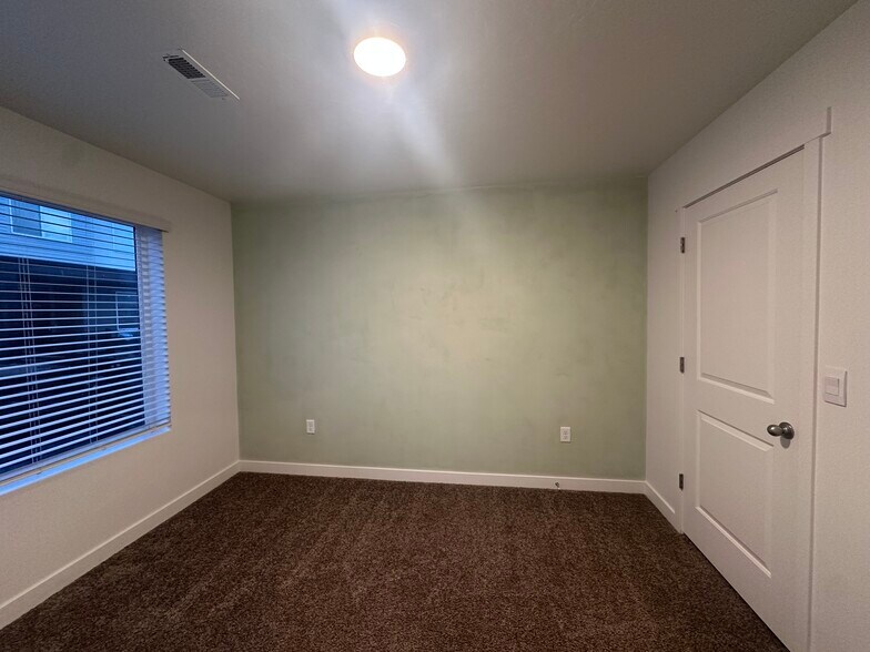 Building Photo - 1146 W 340 S