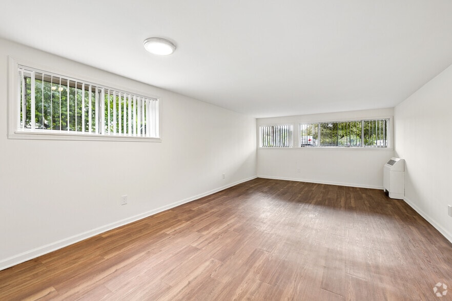 Maple - 1BR, 1BA - 674SF - Living Room and Dining Room - River Drive Apartments