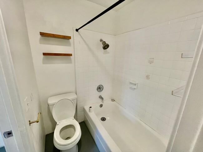 Building Photo - Charming 1 bedroom 1 bathroom in heart of ...