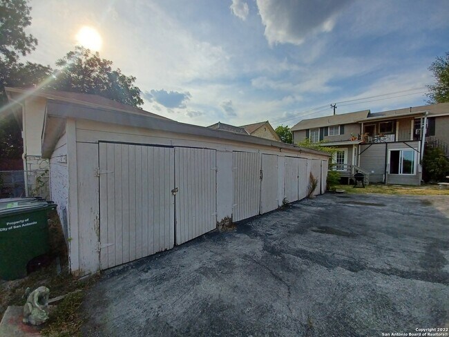 Building Photo - 710 W French Pl