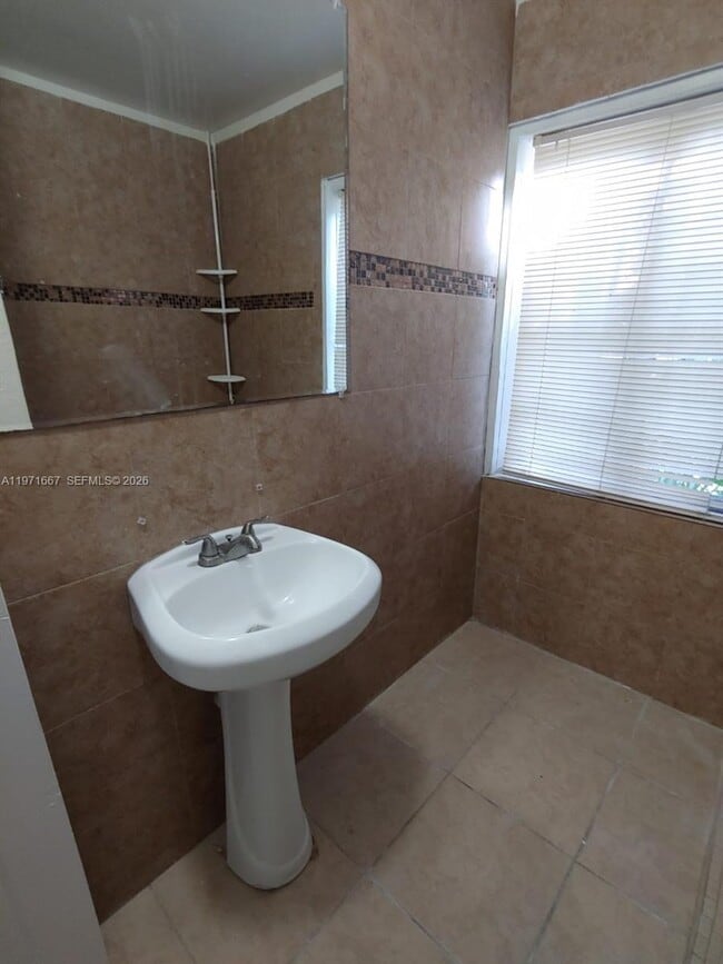 Building Photo - 1465 NE 149th St