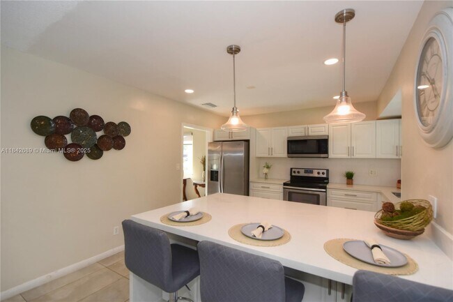 Building Photo - 609 S Crescent Dr