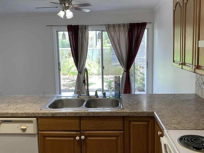 Building Photo - 1084 Longfellow Cir