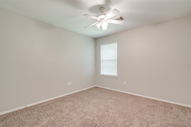 Building Photo - 6 Yarrow Ct