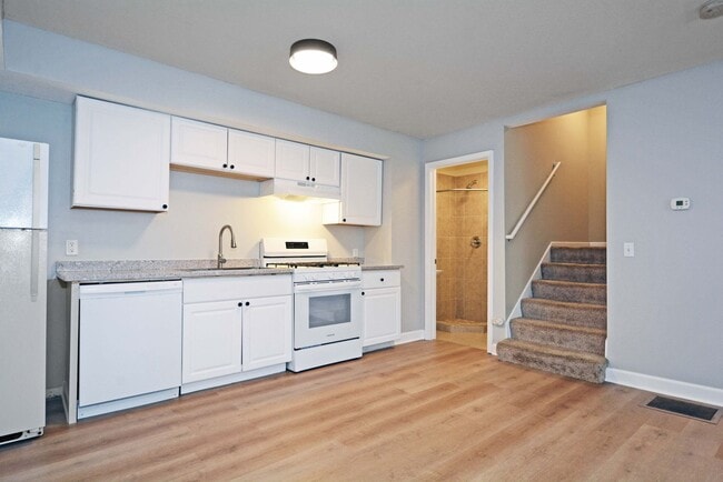 Building Photo - Renovated 5-BR, 2-BA Duplex by the U of M! *Summer Special*