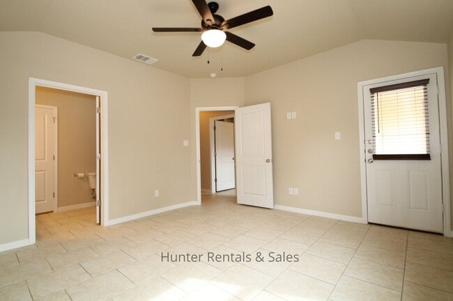 Building Photo - Loaded With Amenities!