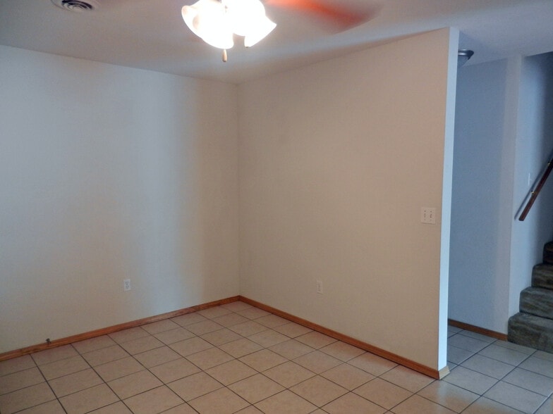 Eating area in kitchen - 707 Savannah Ave
