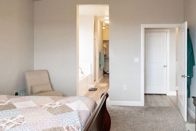 Building Photo - 3 Bedroom Furnished Home! Short term lease!! Available from May 1st - October 31st!