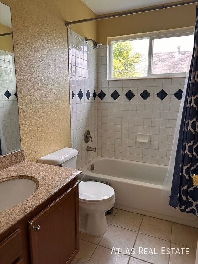 Building Photo - 5541 Spruce Ave