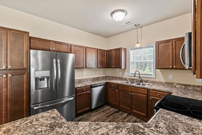 Building Photo - Holly Ridge Townhouse For Rent!