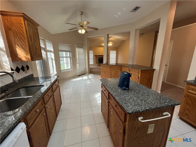Building Photo - 2523 Creek Dr